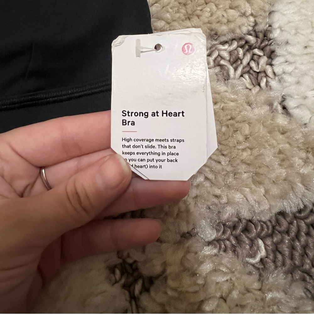 Lululemon black strong at heart bra. Size 4 - Picture 7 of 7